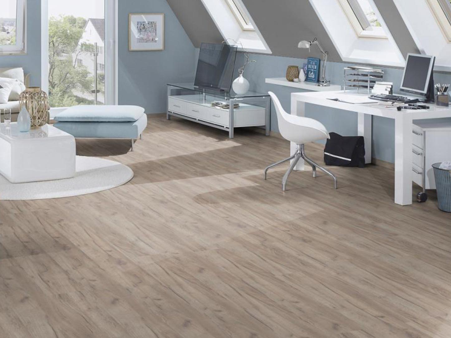 Akcijski laminat K002 8 mm 32/AC4 u svetlom modernom enterijeru sa sivo-bež hrastovim dekorom